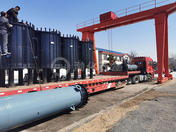 石墨设备储罐装车完毕发往河北