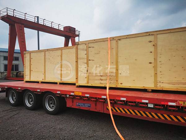 出口石墨设备打包发货