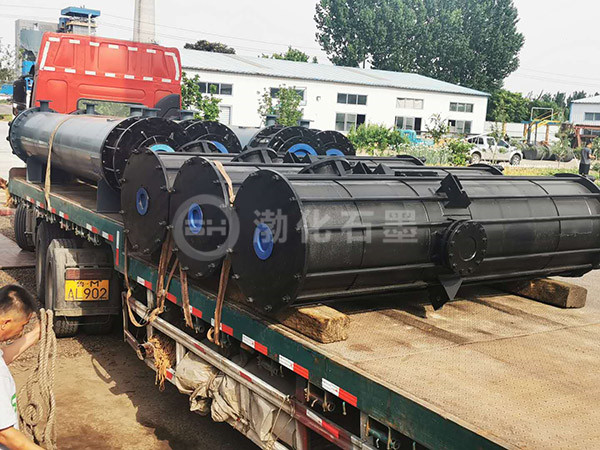 双向防腐石墨设备壳体石墨换热器装车发往临沂化工厂